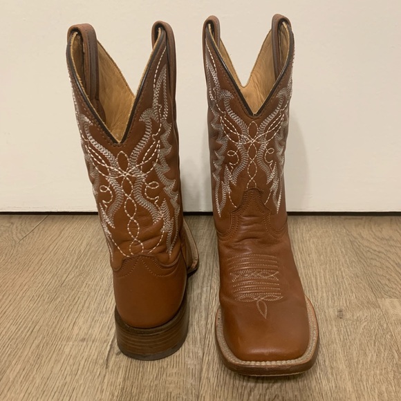 Caborca Silver square toe brown cowboy boots.Size 6 - Picture 8 of 12